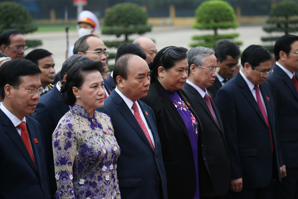 Thủ tướng Nguyễn Xuân Phúc, Chủ tịch Quốc hội Nguyễn Thị Kim Ngân và các Đại biểu Quốc hội tưởng nhớ Chủ tịch Hồ Chí Minh.(Ảnh: Dương Giang/TTXVN)