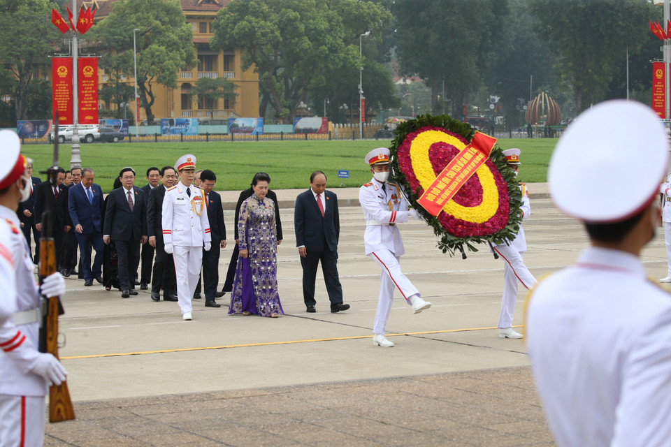 Thủ tướng Nguyễn Xuân Phúc, Chủ tịch Quốc hội Nguyễn Thị Kim Ngân và các Đại biểu Quốc hội đặt vòng hoa và vào Lăng viếng Chủ tịch Hồ Chí Minh. (Ảnh: Dương Giang/TTXVN)