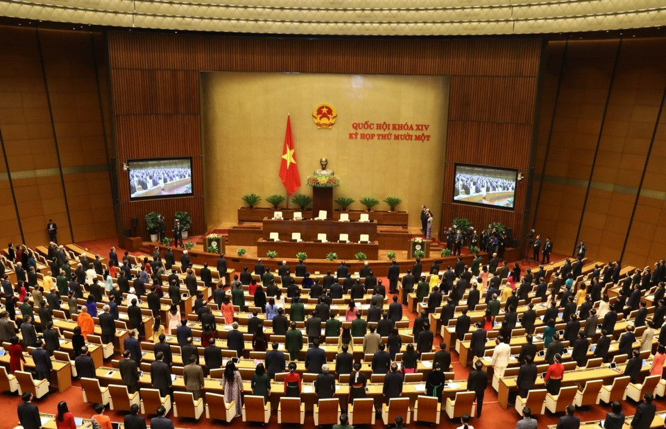 Toàn cảnh các đại biểu Quốc hội thực hiện nghi lễ chào cờ. (Ảnh: Văn Điệp/TTXVN)