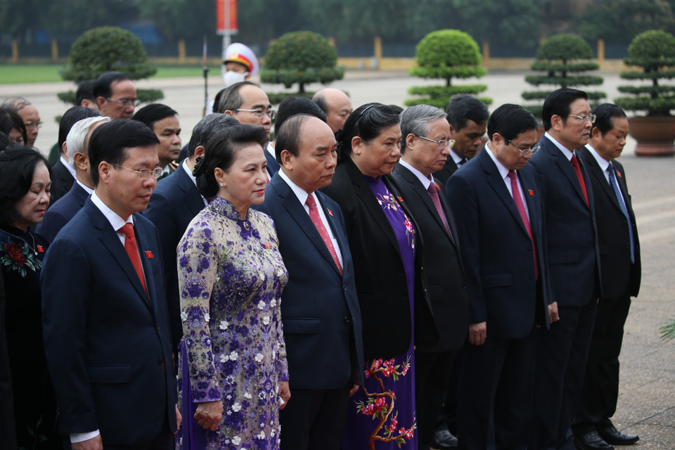Thủ tướng Nguyễn Xuân Phúc, Chủ tịch Quốc hội Nguyễn Thị Kim Ngân và các Đại biểu Quốc hội tưởng nhớ Chủ tịch Hồ Chí Minh. (Ảnh: Dương Giang/TTXVN)