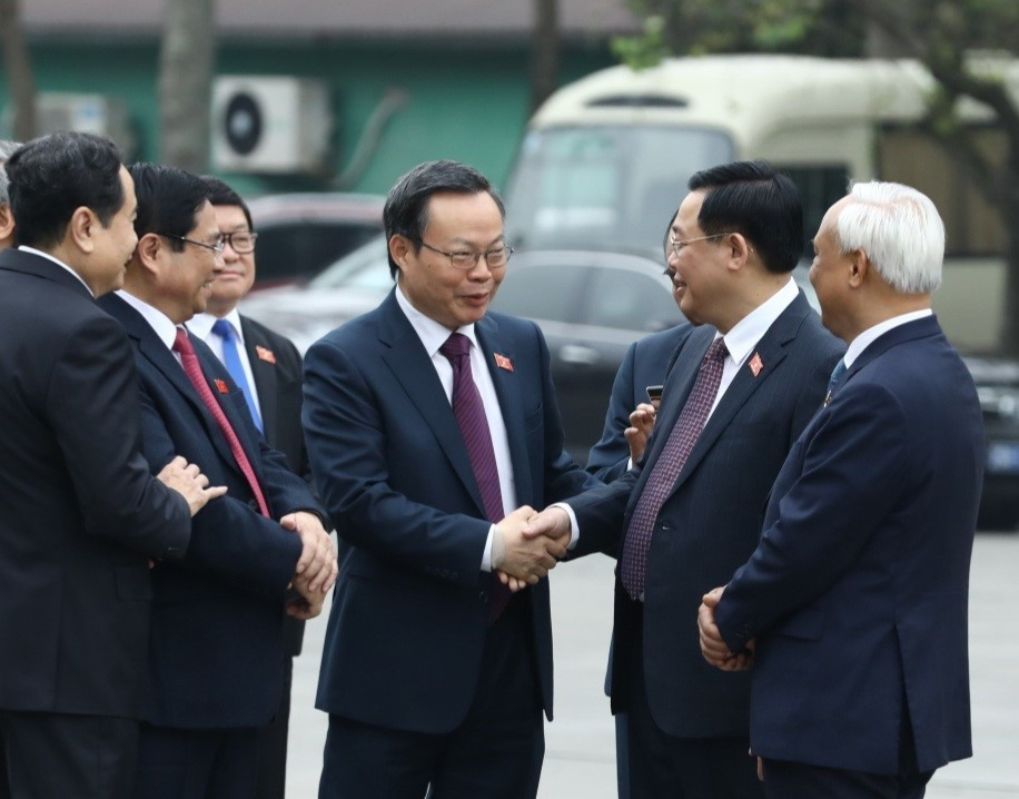 Các đại biểu Quốc hội trước giờ khai mạc kỳ họp lần thứ 11. (Ảnh: Văn Điệp/TTXVN)