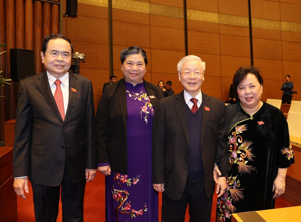 Tổng Bí thư, Chủ tịch nước Nguyễn Phú Trọng với Phó Chủ tịch Quốc hội Tòng Thị Phóng, Chủ tịch Ủy ban Trung ương Mặt trận Tổ quốc Việt Nam Trần Thanh Mẫn dự khai mạc Kỳ họp thứ 11, Quốc hội khóa XIV. (Ảnh: Trí Dũng/TTXVN)