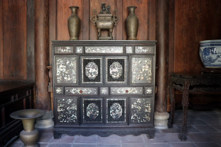 Những đồ cổ quý tại nhà vườn An Hiên. (Ảnh: Đỗ Trưởng/TTXVN)