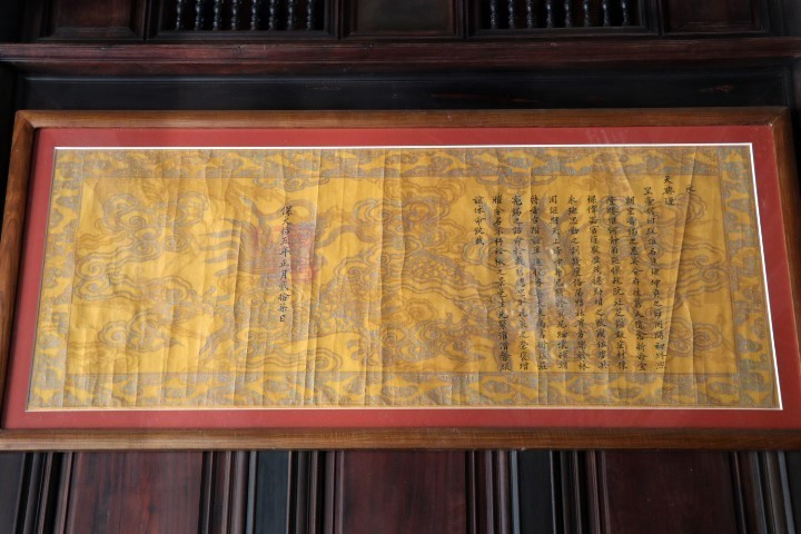 Một sắc phong cổ được treo tại phòng khách của nhà vườn An Hiên. (Ảnh: Đỗ Trưởng/TTXVN)