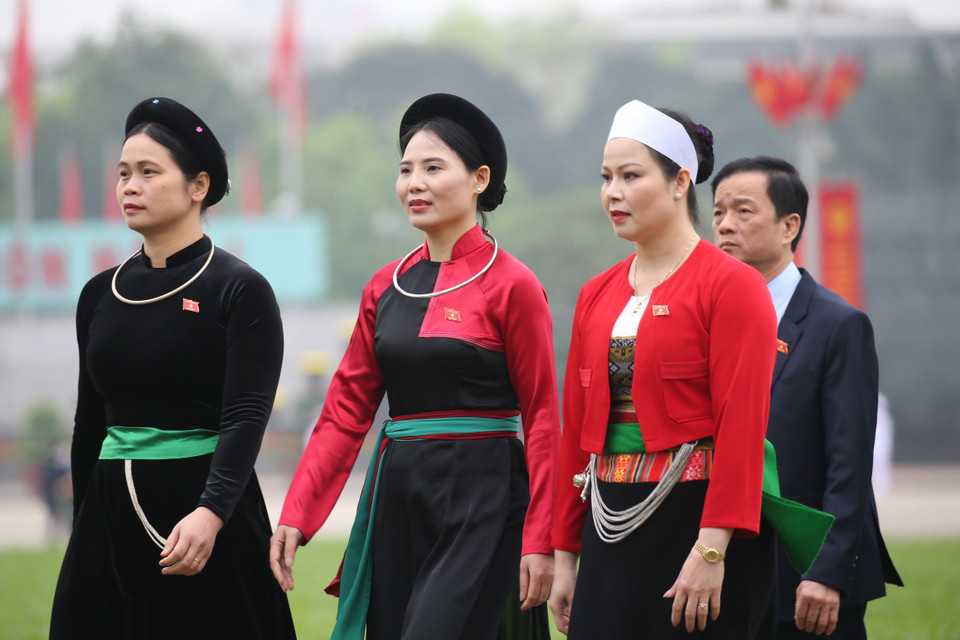 Các đại biểu Quốc hội vào Lăng viếng Chủ tịch Hồ Chí Minh. (Ảnh: Dương Giang/TTXVN)