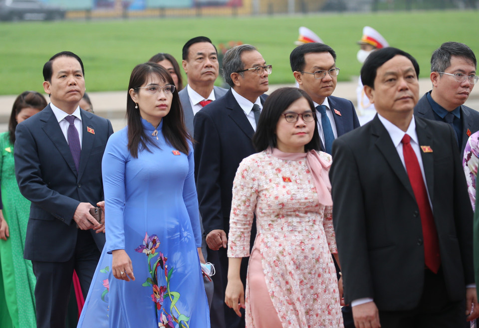 Các đại biểu Quốc hội vào Lăng viếng Chủ tịch Hồ Chí Minh. (Ảnh: Dương Giang/TTXVN)