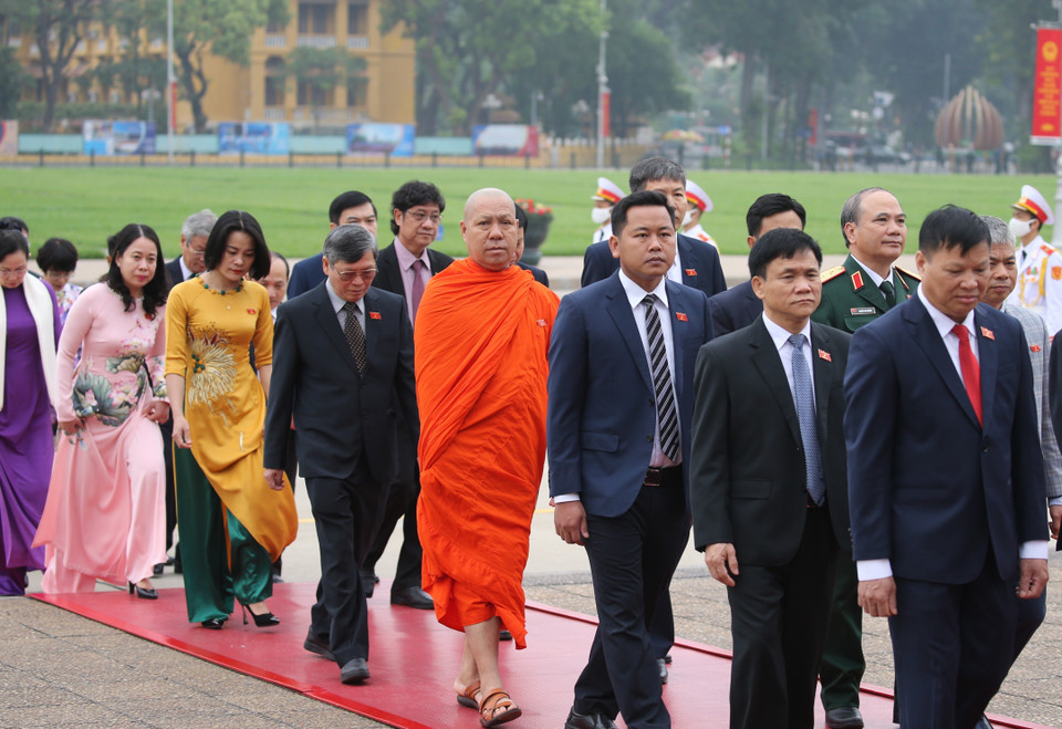 Các Đại biểu Quốc hội vào Lăng viếng Chủ tịch Hồ Chí Minh. (Ảnh: Dương Giang/TTXVN)