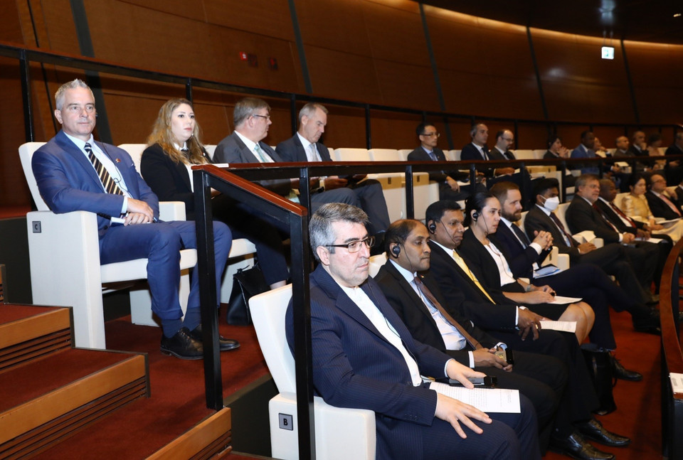 Các vị Ðại sứ, Ðại biện, Trưởng đại diện tổ chức quốc tế tại Hà Nội dự lễ khai mạc. (Ảnh: Văn Điệp/TTXVN)