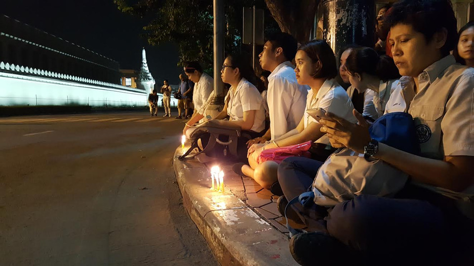 Người dân Thái Lan thương tiếc Nhà Vua Bhumipol Adulyadej. (Ảnh: Sơn Nam/Vietnam+)