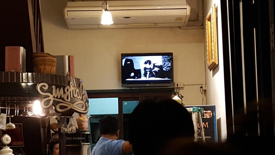 Người dân Thái Lan thương tiếc Nhà Vua Bhumipol Adulyadej. (Ảnh: Sơn Nam/Vietnam+)