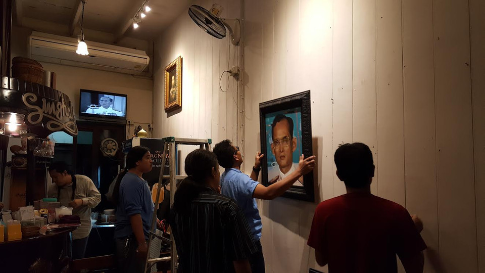 Người dân Thái Lan thương tiếc Nhà Vua Bhumipol Adulyadej. (Ảnh: Sơn Nam/Vietnam+)