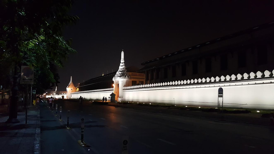 Người dân Thái Lan thương tiếc Nhà Vua Bhumipol Adulyadej. (Ảnh: Sơn Nam/Vietnam+)