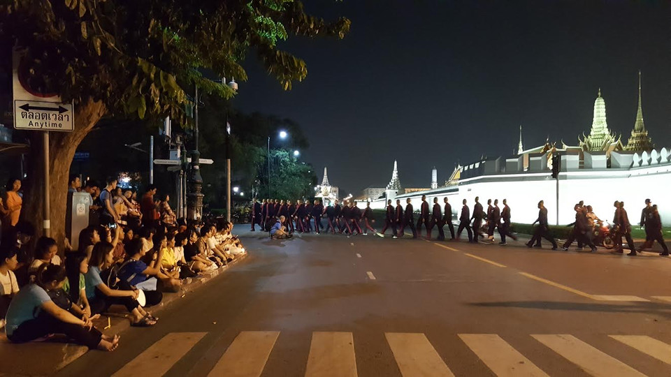 Người dân Thái Lan thương tiếc Nhà Vua Bhumipol Adulyadej. (Ảnh: Sơn Nam/Vietnam+)