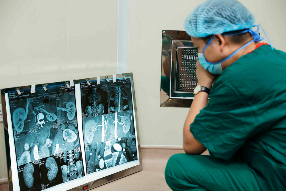 Bác sỹ kiểm tra thông tin trước khi tiến hành lấy, ghép thận cho bệnh nhân. (Ảnh: Minh Quyết/TTXVN)
