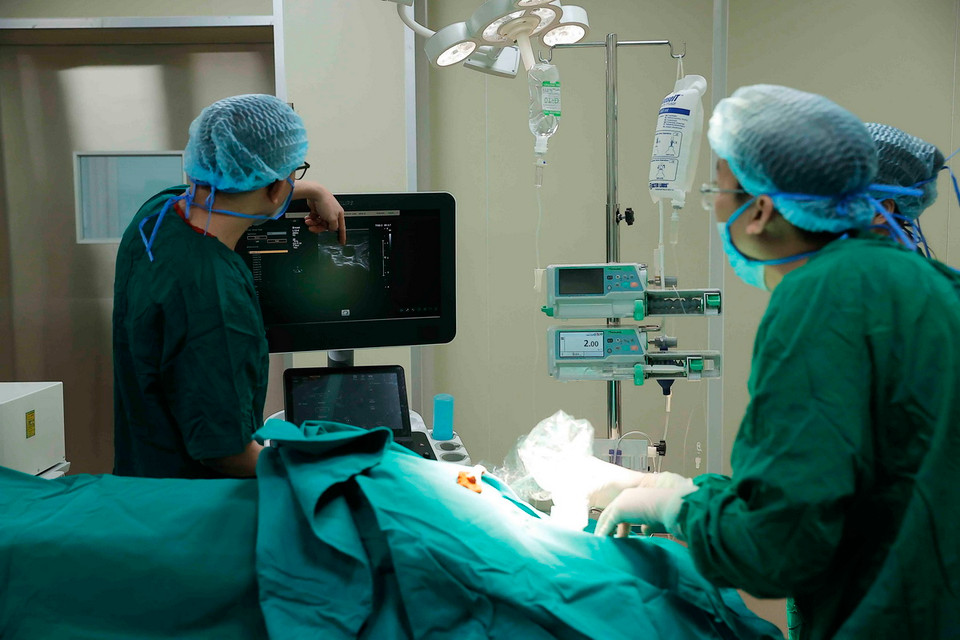 Đội ngũ y bác sỹ Bệnh viện Đa khoa Đức Giang làm thủ thuật chuẩn bị ghép thận cho bệnh nhân. (Ảnh: Minh Quyết /TTXVN)