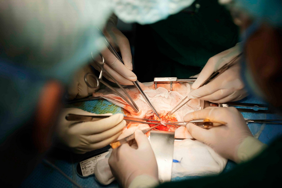 Êkíp tiến hành ghép thận cho bệnh nhân. (Ảnh: Minh Quyết /TTXVN)