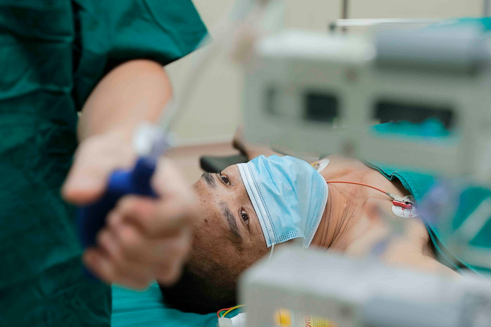 Êkíp chuẩn bị ghép thận cho bệnh nhân suy thận. (Ảnh: Minh Quyết/TTXVN)
