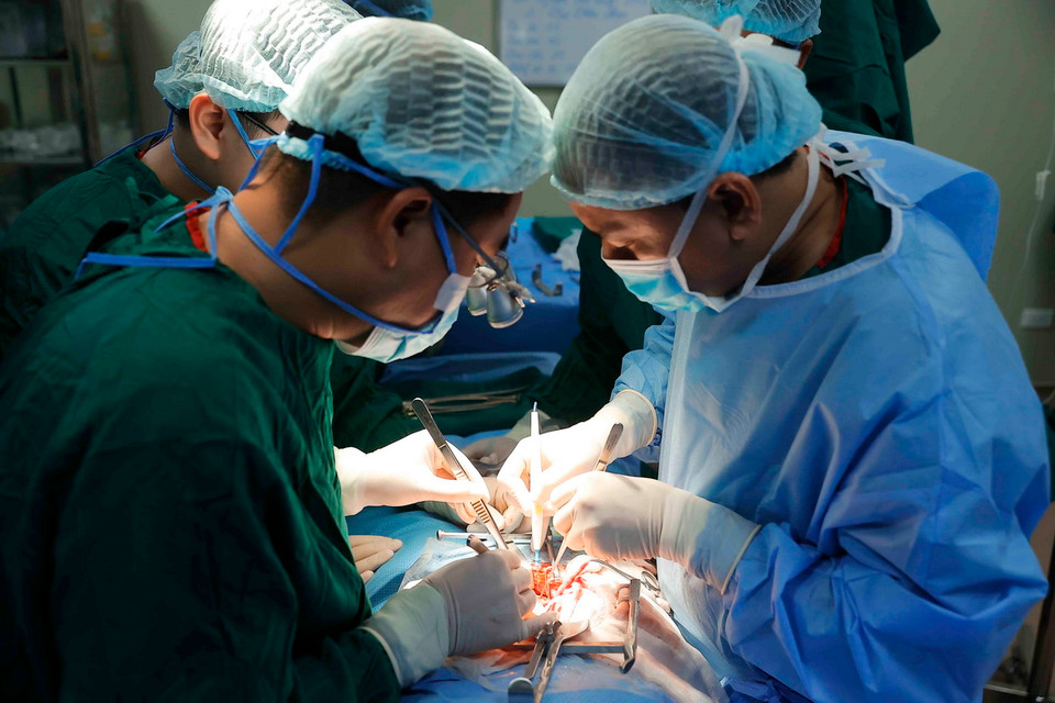 Êkíp bác sỹ Bệnh viện Đa khoa Đức Giang tiến hành ghép thận cho bệnh nhân. (Ảnh: Minh Quyết/TTXVN)