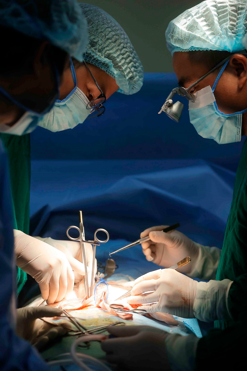 Êkíp bác sỹ Bệnh viện Đa khoa Đức Giang tiến hành ghép thận cho bệnh nhân. (Ảnh; Minh Quyết/TTXVN)