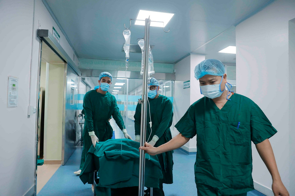Thận được chuyển sang phòng ghép cho bệnh nhân. (Ảnh: Minh Quyết/TTXVN)
