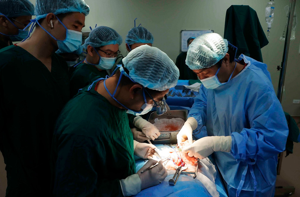 Êkíp tiến hành ghép thận cho bệnh nhân. (Ảnh: Minh Quyết/TTXVN)