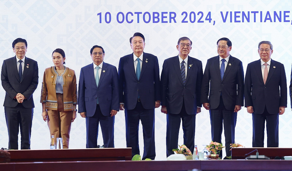 Thủ tướng Phạm Minh Chính cùng Trưởng đoàn các nước ASEAN và Thủ tướng Trung Quốc Lý Cường; Tổng thống Yoon Suk Yeol và Thủ tướng Nhật Bản Ishiba Shigeru chụp ảnh chung. (Ảnh: Dương Giang/TTXVN)