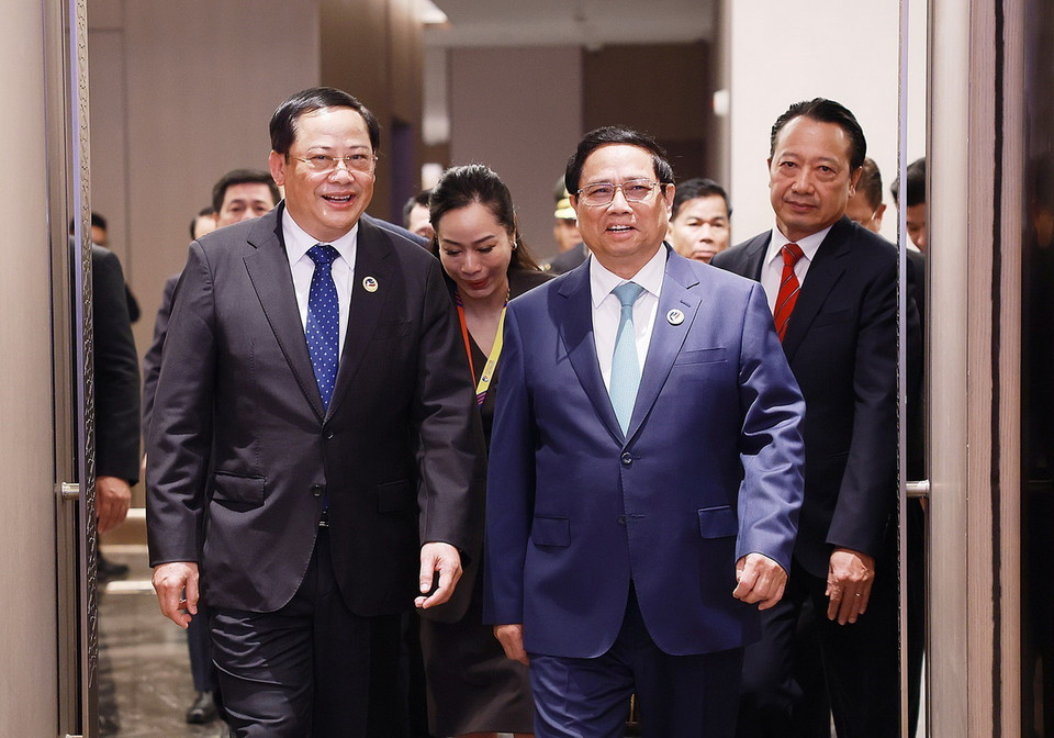 Thủ tướng Lào Sonexay Siphandone đón Thủ tướng Phạm Minh Chính đến buổi ăn sáng giao lưu đặc biệt với Hội đồng Tư vấn Kinh doanh ASEAN. (Ảnh: Dương Giang/TTXVN)