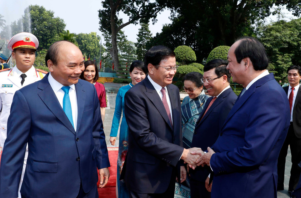 Thủ tướng Nguyễn Xuân Phúc giới thiệu Thủ tướng Lào Thongloun Sisoulith các thành viên Đoàn đại biểu Chính phủ Việt Nam. (Ảnh: Thống Nhất/TTXVN)