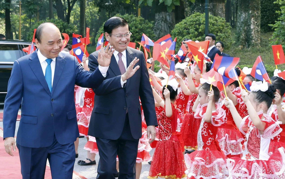 Thủ tướng Nguyễn Xuân Phúc và Thủ tướng Lào Thongloun Sisoulith với thiếu nhi Thủ đô Hà Nội tại lễ đón. (Ảnh: Thống Nhất/TTXVN)