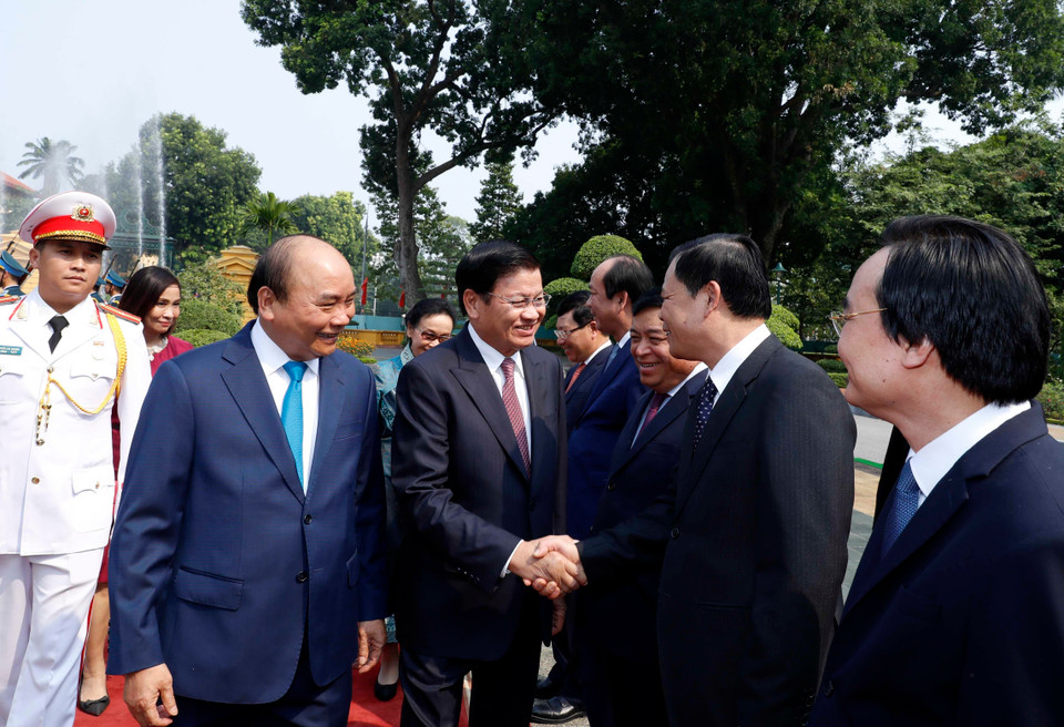  Thủ tướng Nguyễn Xuân Phúc giới thiệu Thủ tướng Lào Thongloun Sisoulith các thành viên Đoàn đại biểu Chính phủ Việt Nam. (Ảnh: Thống Nhất/TTXVN)