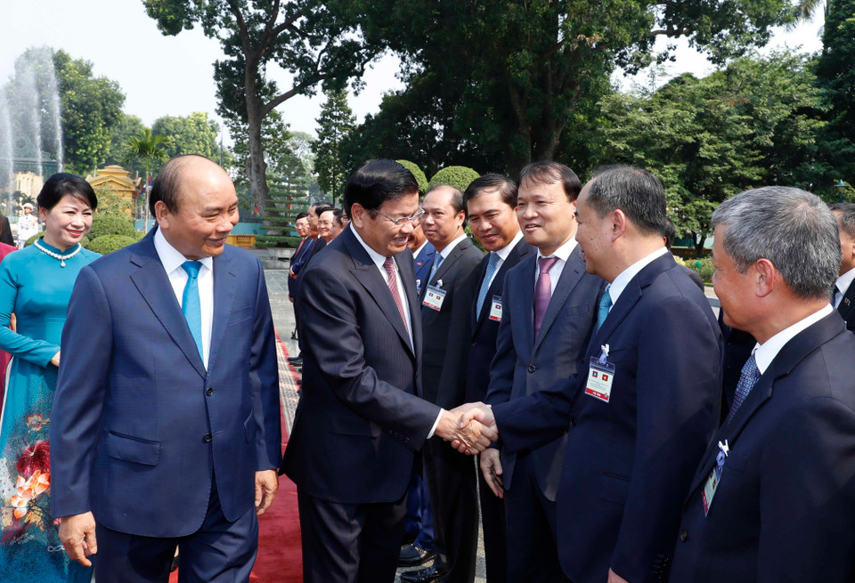 Thủ tướng Nguyễn Xuân Phúc giới thiệu Thủ tướng Lào Thongloun Sisoulith các thành viên Đoàn đại biểu Chính phủ Việt Nam. (Ảnh: Thống Nhất/TTXVN)