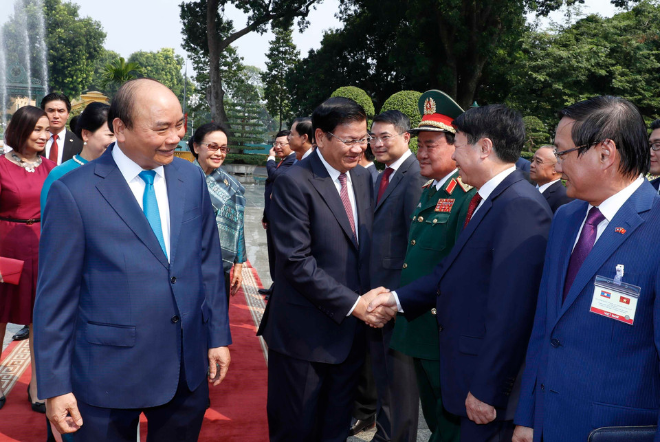 Thủ tướng Nguyễn Xuân Phúc giới thiệu Thủ tướng Lào Thongloun Sisoulith các thành viên Đoàn đại biểu Chính phủ Việt Nam. (Ảnh: Thống Nhất/TTXVN)