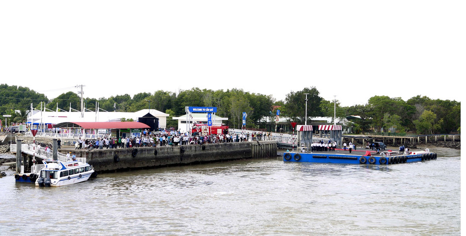 Người dân Cần Giờ vui mừng tham gia lễ khai trương tuyến phà biển tại bến Tắc Suất, huyện Cần Giờ, Thành phố Hồ Chí Minh. (Ảnh: Thanh Vũ/TTXVN)