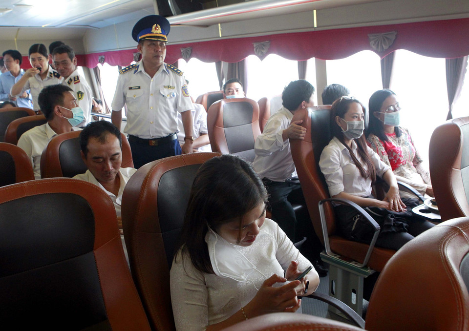 Khách tham quan trên khoang phà biển vận tải hành khách, hàng hóa Cần Giờ-Vũng Tàu. (Ảnh: Thanh Vũ/TTXVN)