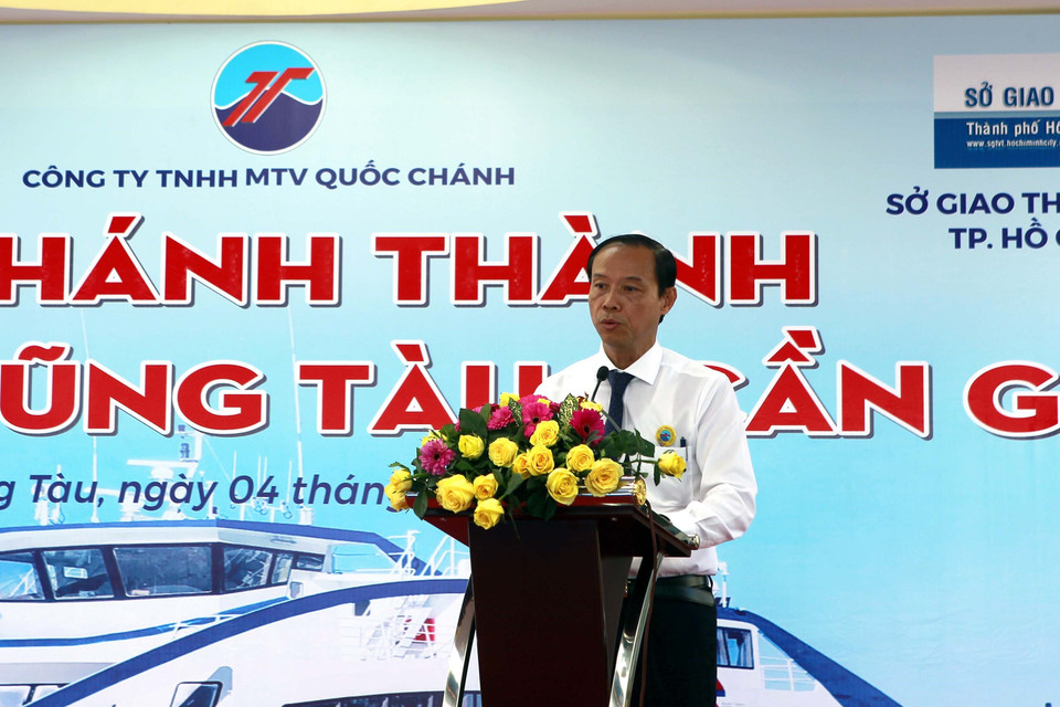 Ông Nguyễn Văn Thọ, Chủ tịch Ủy ban Nhân dân tỉnh Bà Rịa-Vũng Tàu, phát biểu tại lễ khai trương tại bến phà biển ở thành phố Vũng Tàu. (Ảnh: Thanh Vũ/TTXVN)
