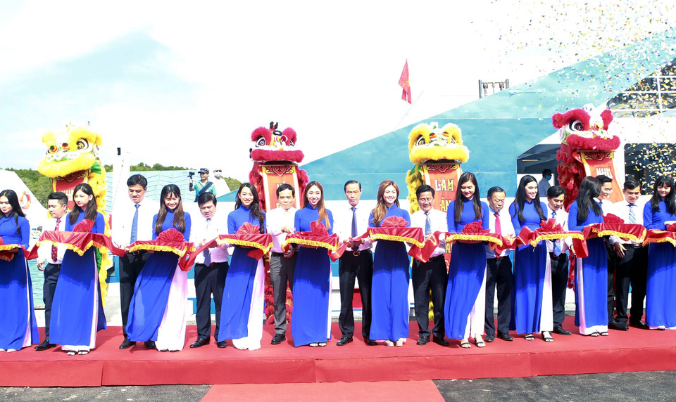 Lãnh đạo Thành phố Hồ Chí Minh cùng các đại biểu cắt băng khai trương tuyến phà biển vận tải hành khách, hàng hóa Cần Giờ-Vũng Tàu. (Ảnh: Thanh Vũ/TTXVN)
