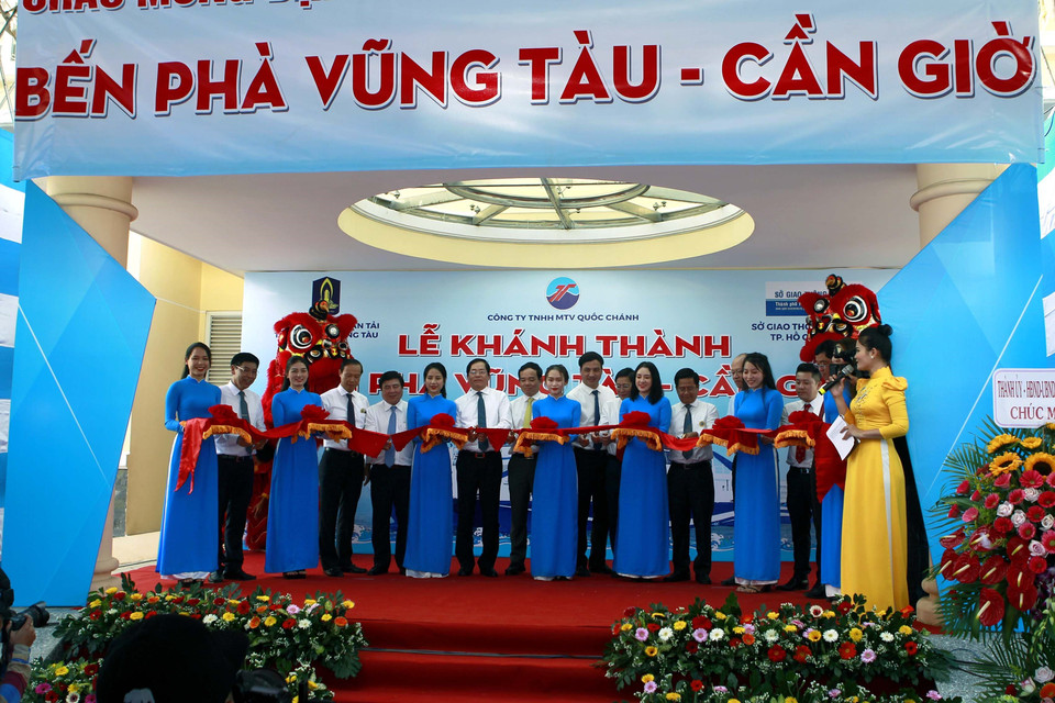 Lãnh đạo Thành phố Hồ Chí Minh và tỉnh Bà Rịa-Vũng Tàu cắt băng khai trương tại bến phà biển ở thành phố Vũng Tàu. (Ảnh: Thanh Vũ/TTXVN)