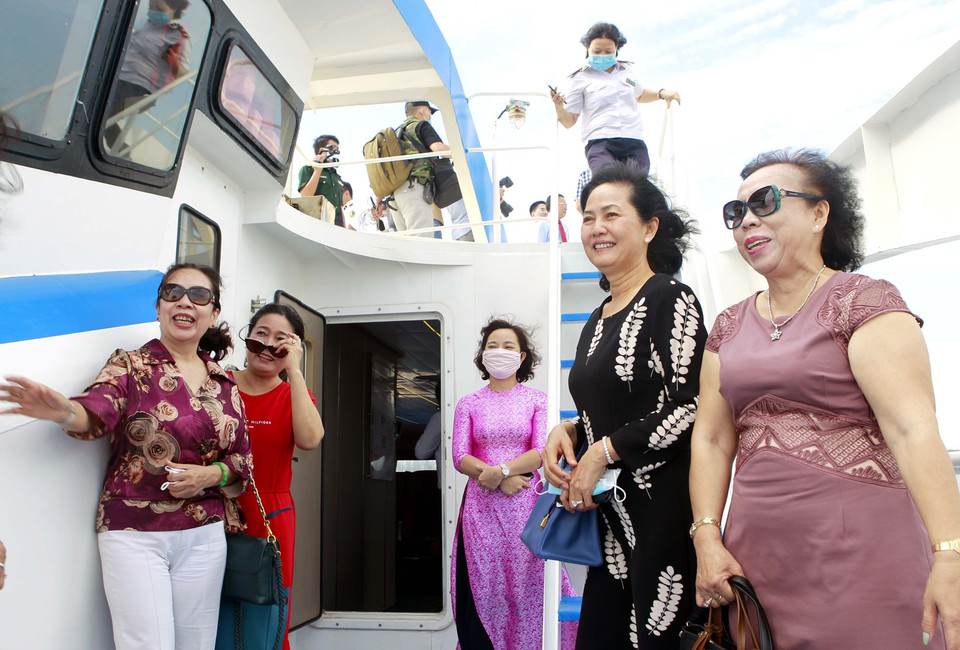 Khách tham quan đi trên tuyến phà biển vận tải hành khách, hàng hóa Cần Giờ-Vũng Tàu. (Ảnh: Thanh Vũ/TTXVN)