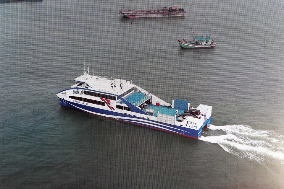  Mỗi ngày phà chạy 24 chuyến (đi-về), mỗi chuyến cách nhau 60 phút. (Ảnh: Thanh Vũ/TTXVN)