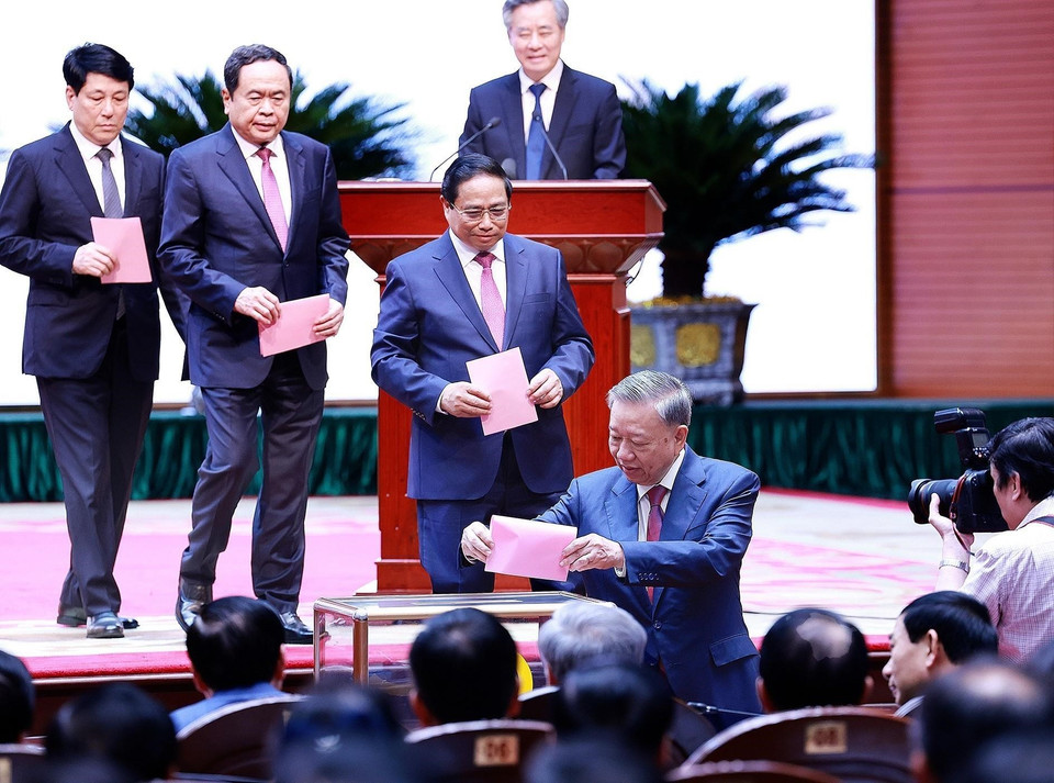 Các đồng chí Ban Chấp hành Trung ương bỏ phiếu bầu Tổng Bí thư Ban Chấp hành Trung ương Đảng Cộng sản Việt Nam. (Ảnh: Dương Giang/TTXVN)