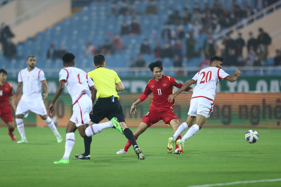 Với sự quyết tâm đó, tuyển Việt Nam đã chủ động chơi dâng cao ngay sau tiếng còi khai cuộc. (Ảnh: Tá Hiển/Vietnam+)