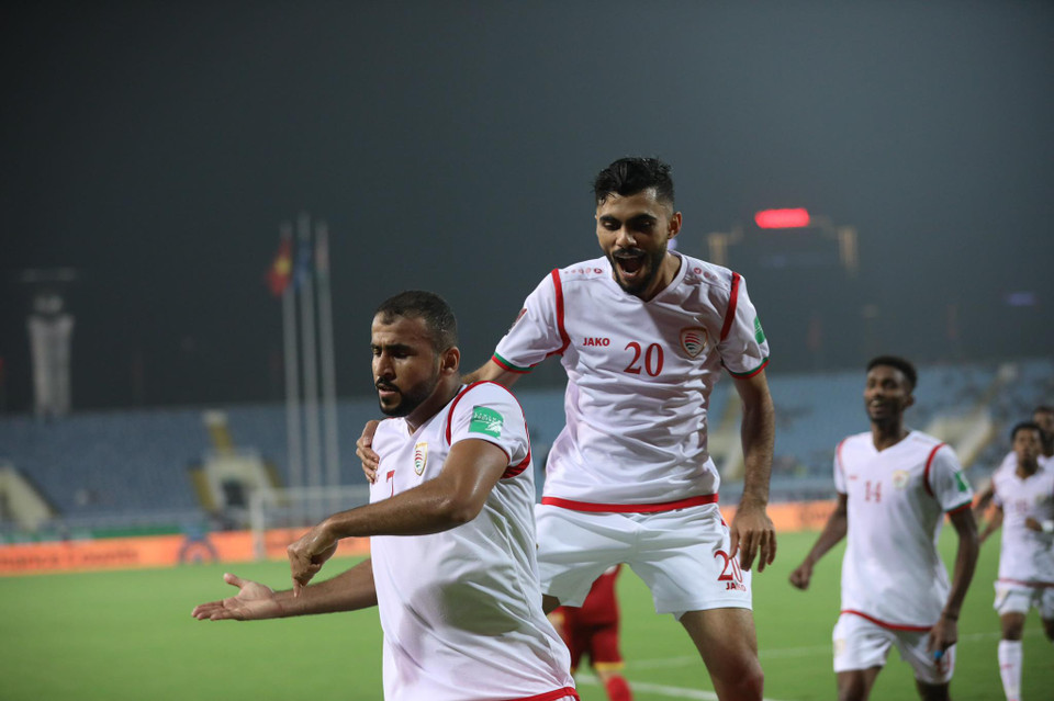 Khalid Al Hajri là người đã tạo nên sự khác biệt với pha đánh đầu hiểm, đánh bại thủ thành Nguyên Mạnh để ghi bàn thắng duy nhất trận đấu. (Ảnh: Tá Hiển/Vietnam+) 