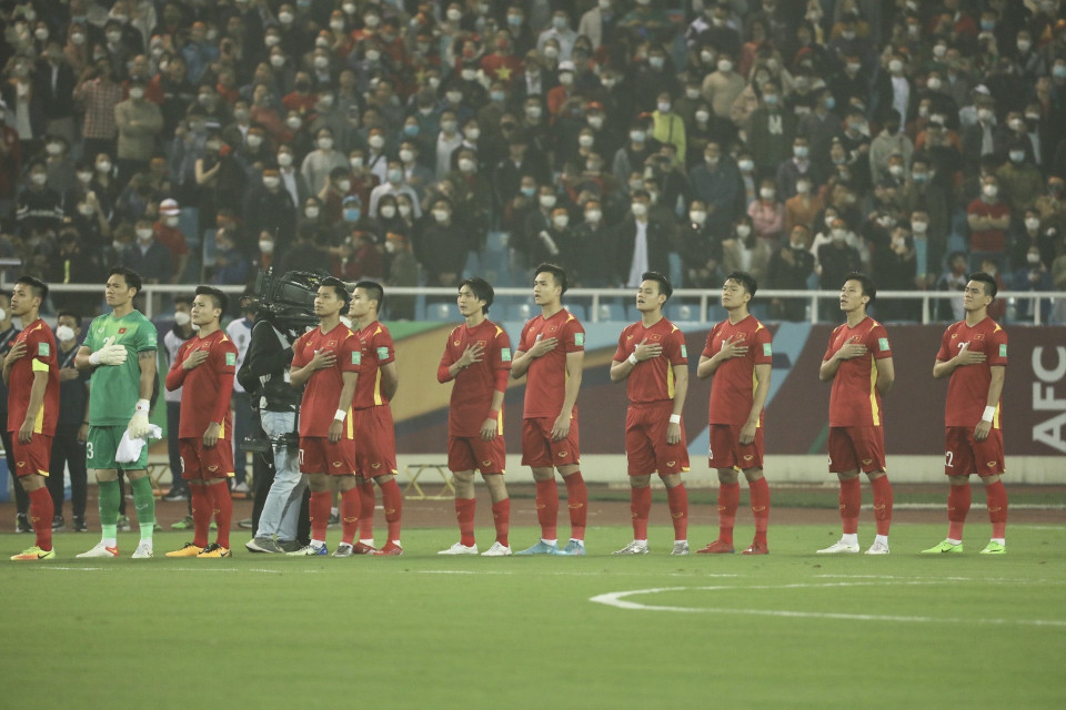 Tuyển Việt Nam làm lễ chào cờ trước khi bước vào trận gặp Oman. (Ảnh: Minh Quyết/TTXVN)
