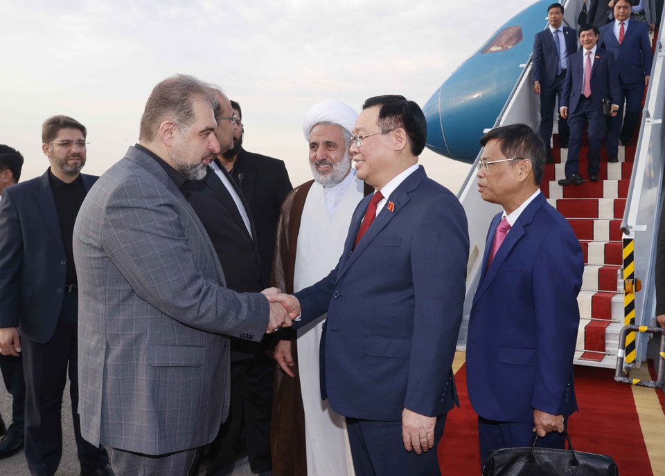 Lễ đón Chủ tịch Quốc hội Vương Đình Huệ tại Sân bay Mehrabad, thủ đô Tehran. (Ảnh: Doãn Tấn/TTXVN)