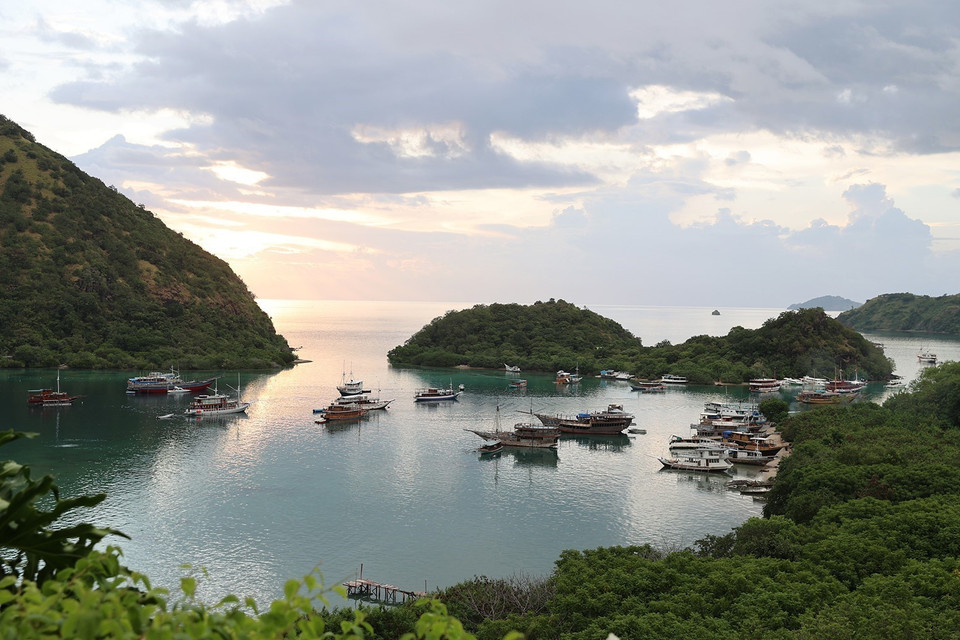 Vùng biển Labuan Bajo, Indonesia tuyệt đẹp trong ráng chiều. (Ảnh: Dương Giang/TTXVN)
