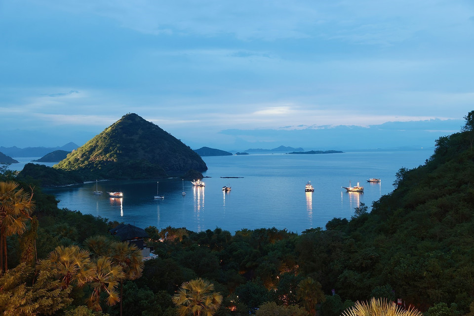 Trong chương trình Hội nghị Cấp cao ASEAN lần thứ 42 diễn ra từ ngày 9 đến 11/5/2023, tại Indonesia, Tổng thống Indonesia Joko Widodo đã mời các nhà lãnh đạo ASEAN tham quan và thưởng ngoạn hoàng hôn vùng biển Labuan Bajo, Tây Manggarai, Đông Nusa Tenggara. (Ảnh: Dương Giang/TTXVN)