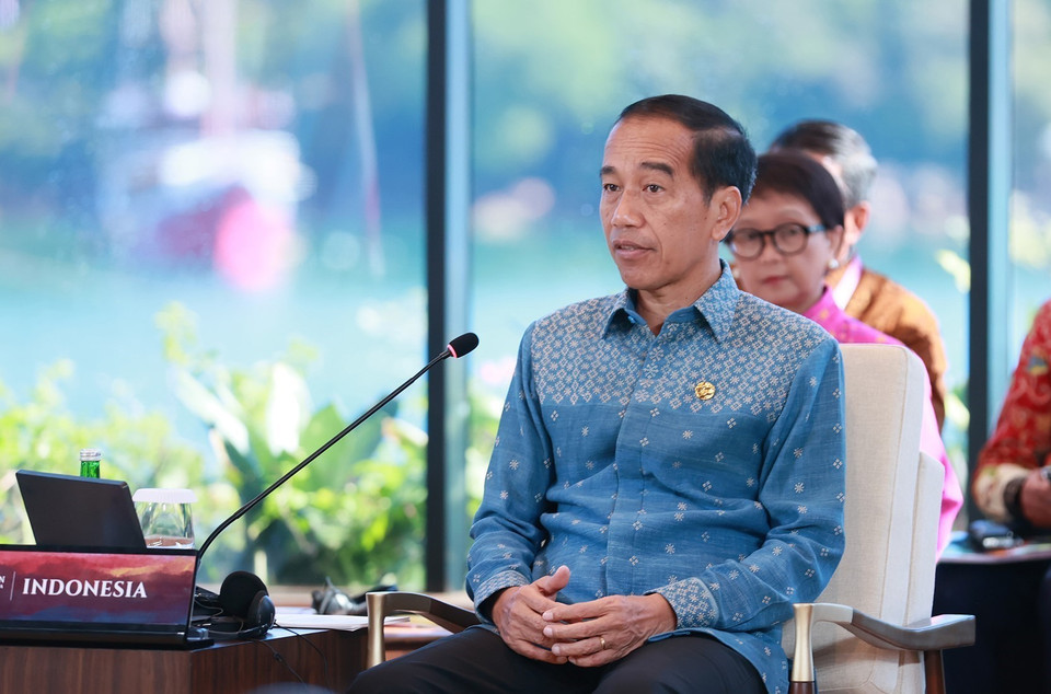 Tổng thống Indonesia Joko Widodo, Chủ tịch Hội nghị cấp cao ASEAN lần thứ 42 phát biểu tại phiên họp hẹp. (Ảnh: Dương Giang/TTXVN)