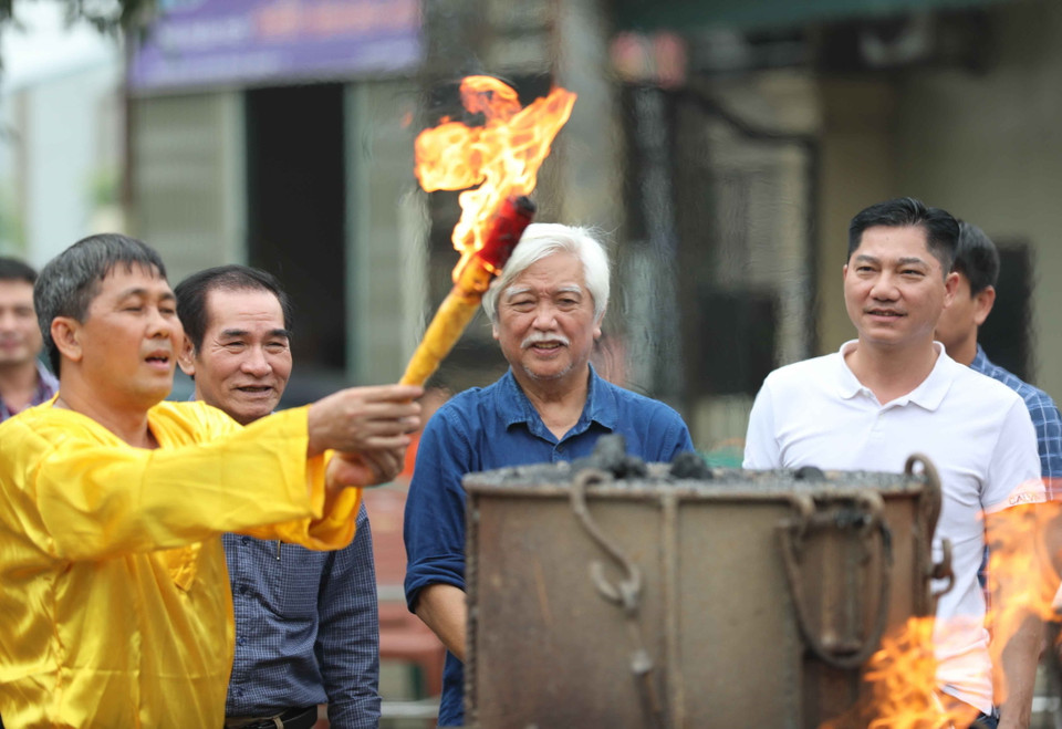 Nghi thức chập lửa đốt lò đúc trống đồng 'Hào khí non sông.' (Ảnh: Thanh Tùng/TTXVN)