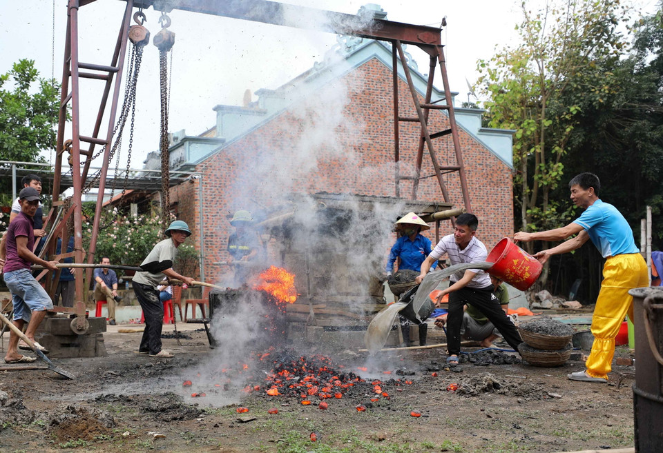 Công đoạn nấu chảy đồng đã xong để chuẩn bị rót đồng vào khuôn. (Ảnh: Thanh Tùng/TTXVN)