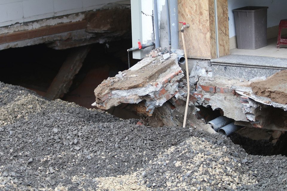 Phần sụt lún đang được lấp đầy bằng đá lớp base dày 1m. (Ảnh: Lê Phú/TTXVN)